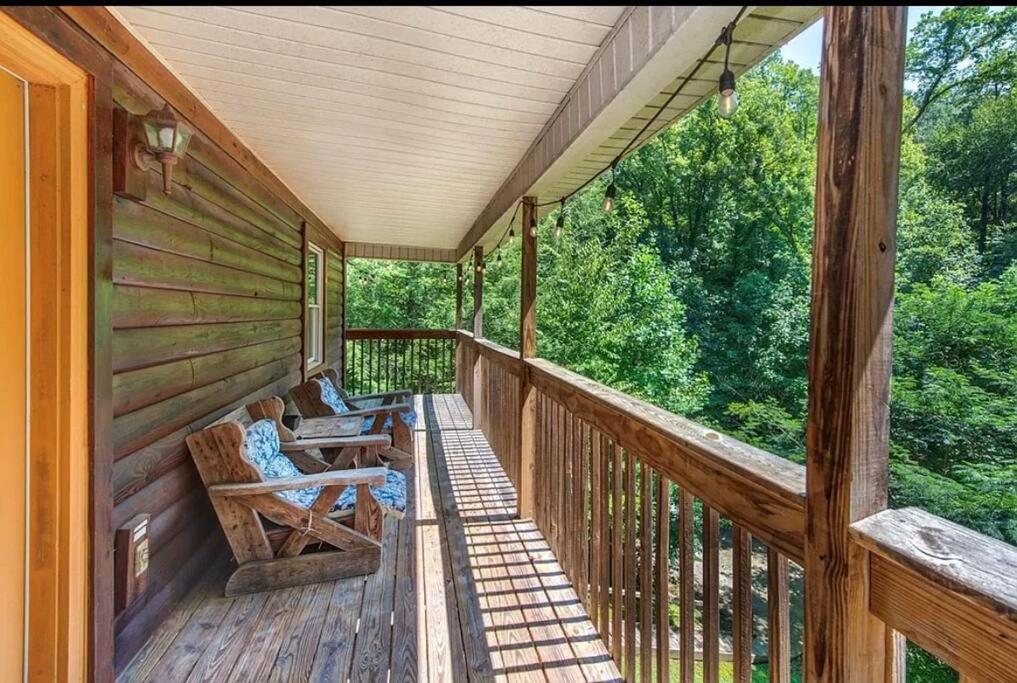 Smokey Mountain Retreat, Hot Tub, Game Room, Sleeps 8! Gatlinburg Exterior foto