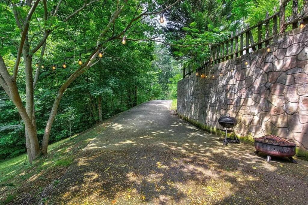 Smokey Mountain Retreat, Hot Tub, Game Room, Sleeps 8! Gatlinburg Exterior foto
