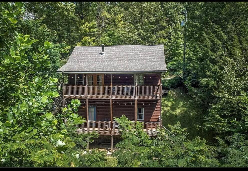 Smokey Mountain Retreat, Hot Tub, Game Room, Sleeps 8! Gatlinburg Exterior foto