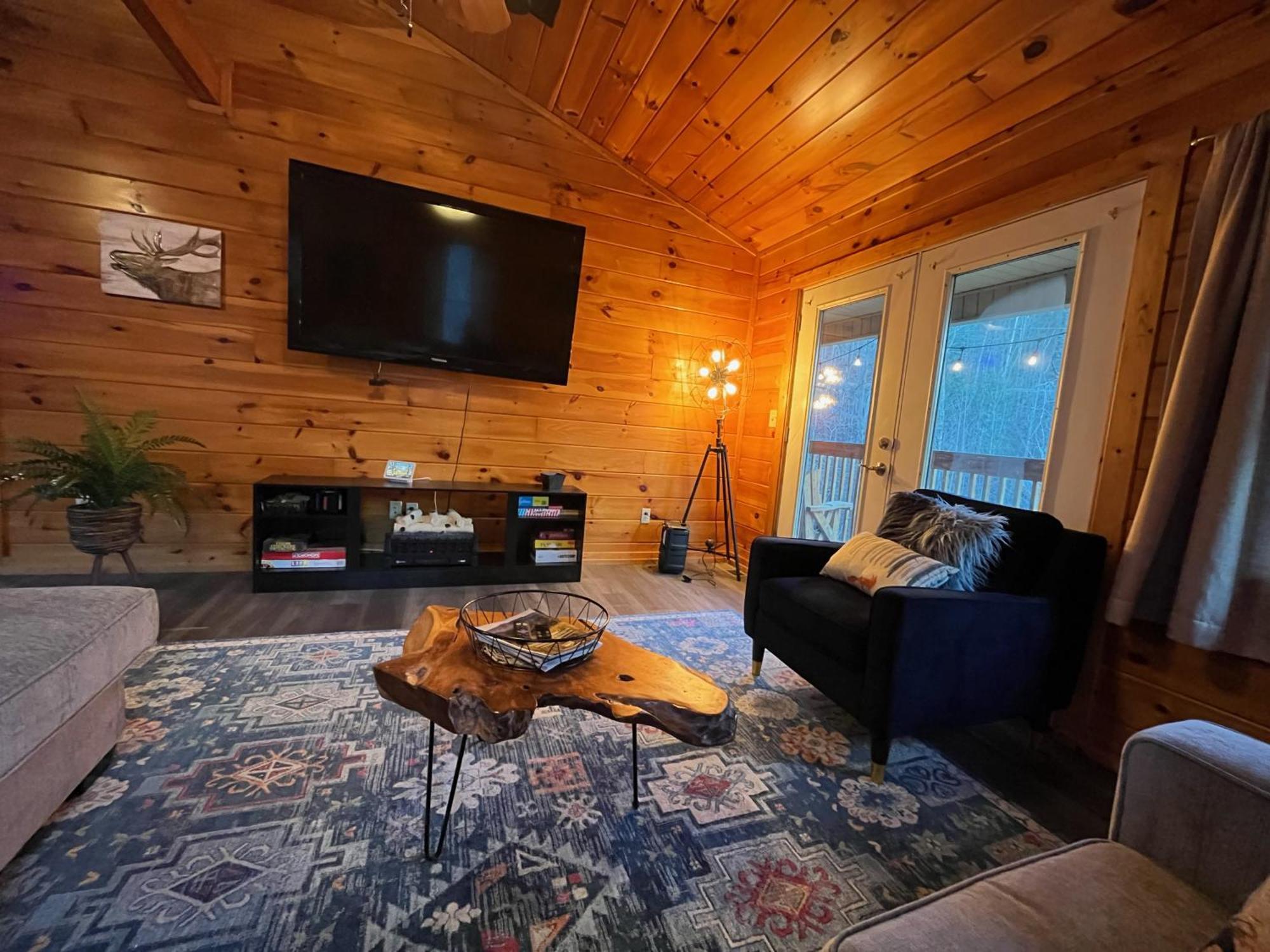 Smokey Mountain Retreat, Hot Tub, Game Room, Sleeps 8! Gatlinburg Exterior foto