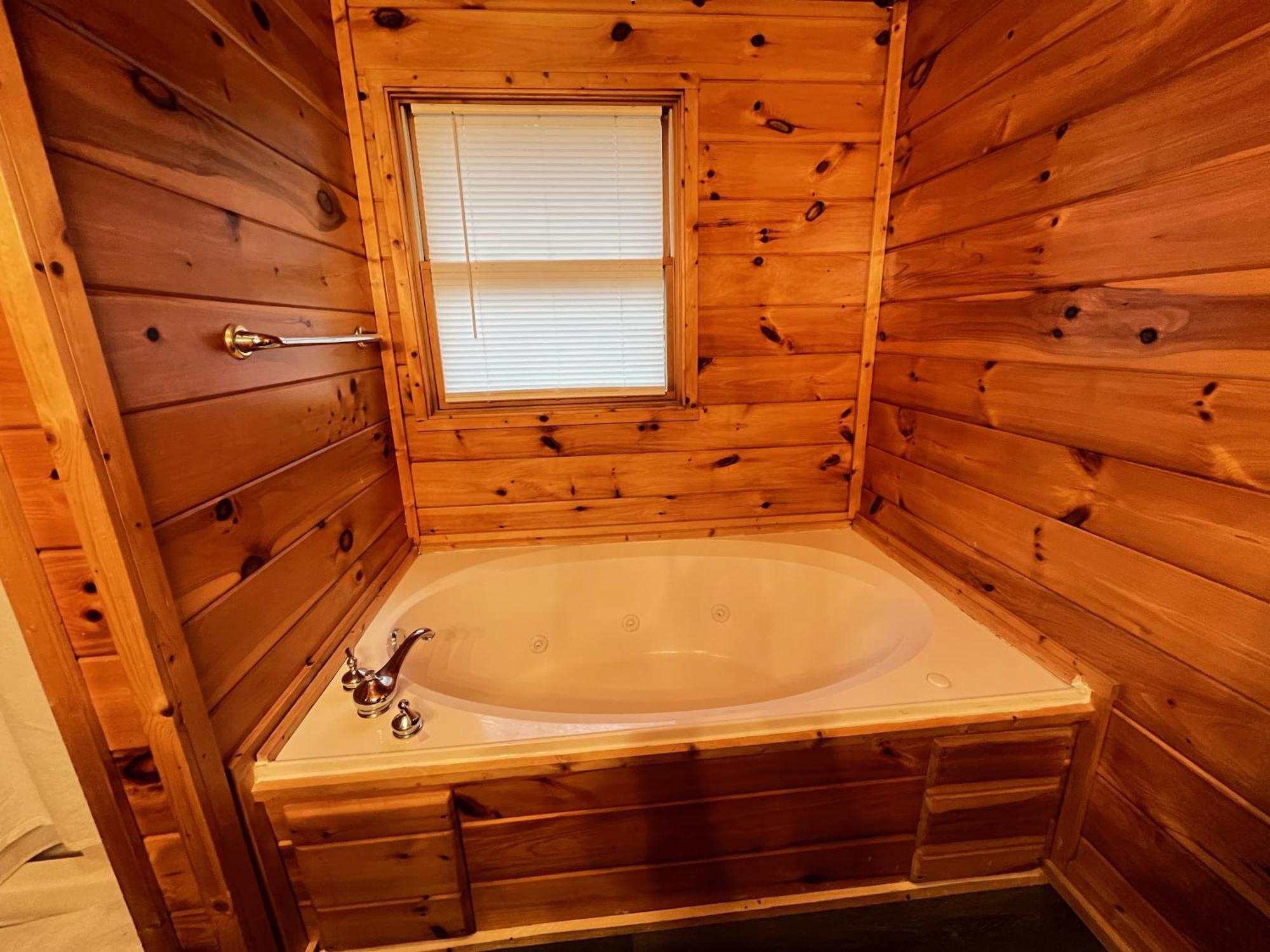 Smokey Mountain Retreat, Hot Tub, Game Room, Sleeps 8! Gatlinburg Exterior foto
